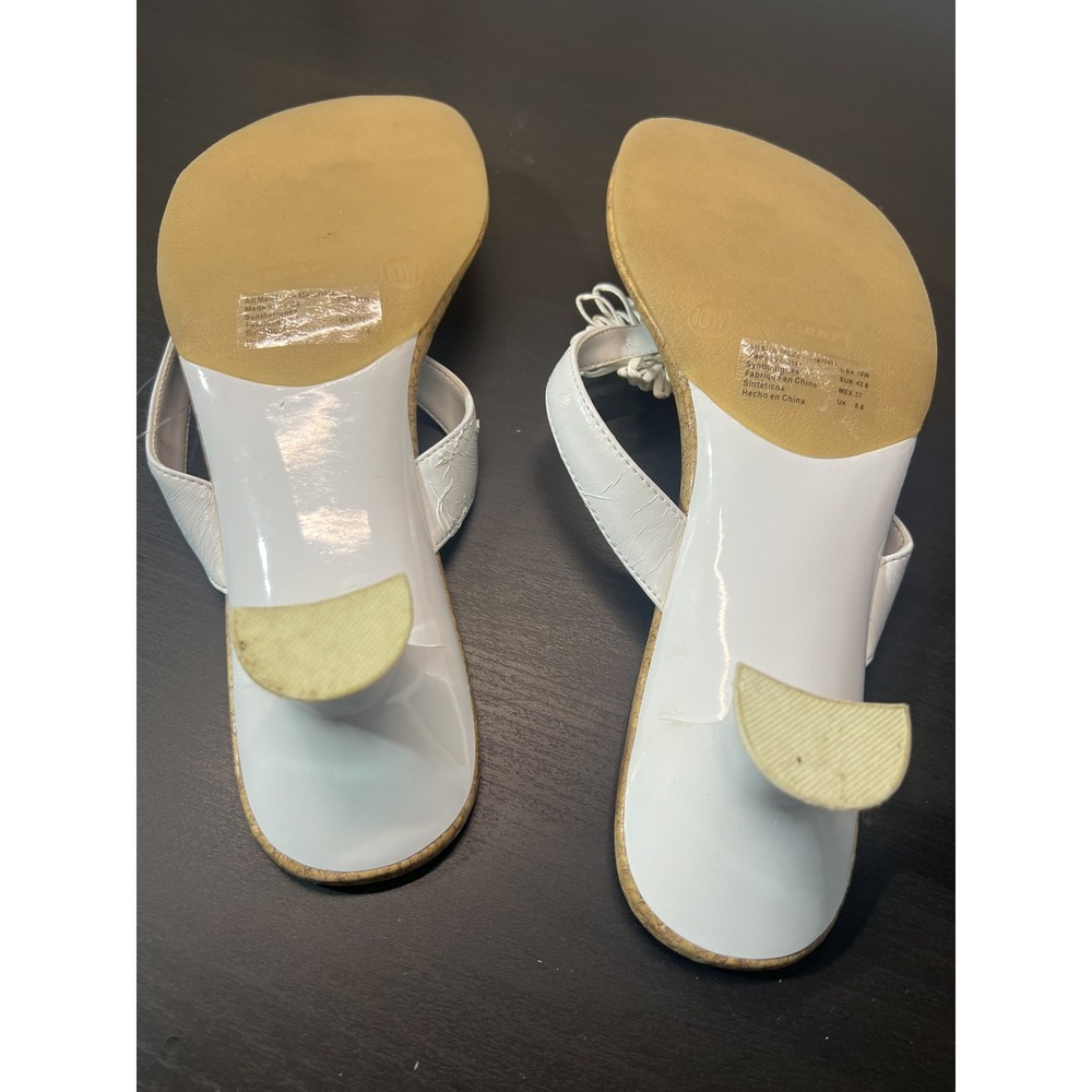 FIONI Women's White Floral Thong Sandals Size US 10W Low Kitten Heel Slip On - Picture 4 of 4